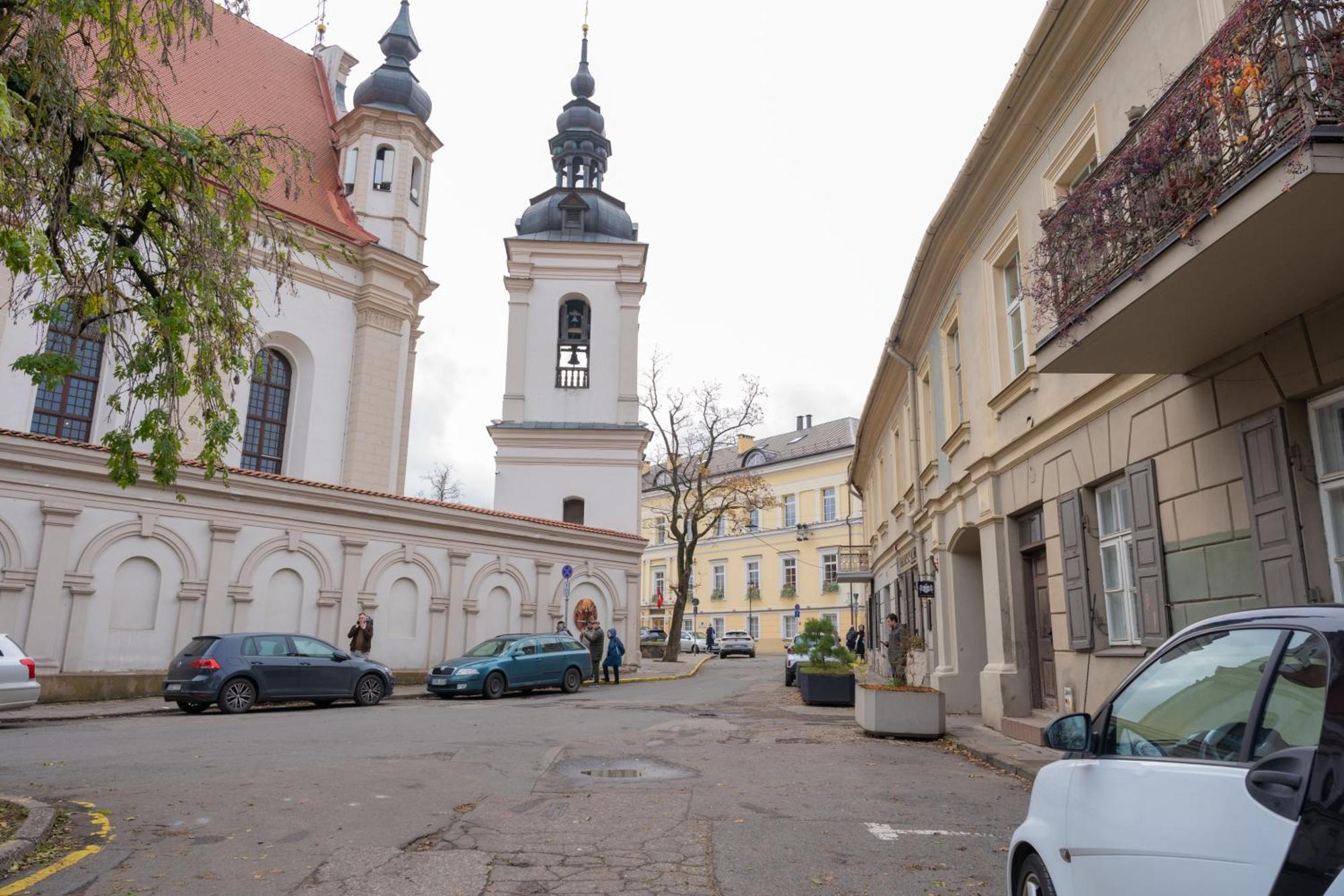 Church Through The Window Vilna Exterior foto